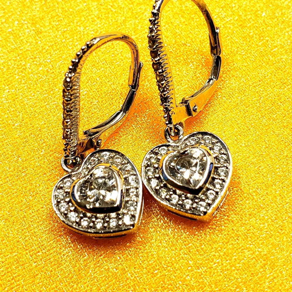 Diamond simulant heart dangle earrings ❤